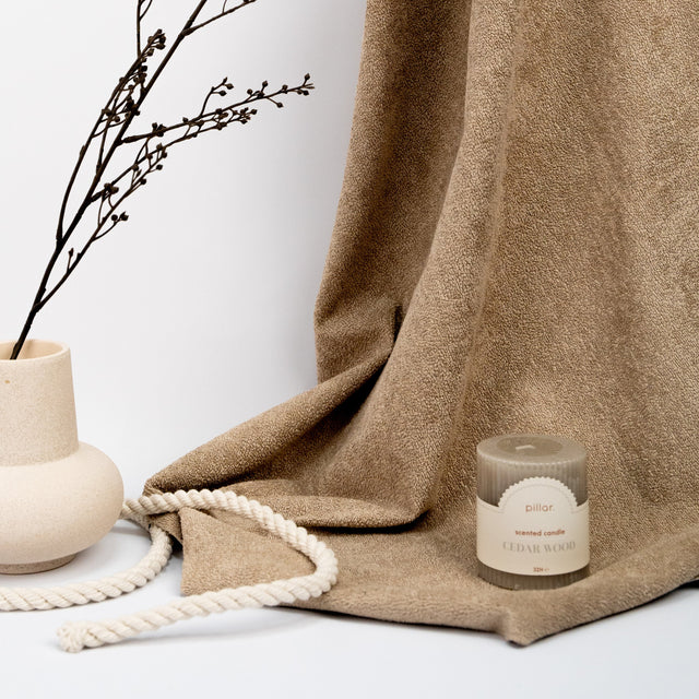 MÖRK OLIV FREYA MÖBELTYG – TEDDY-LOOK & SLITSTARK