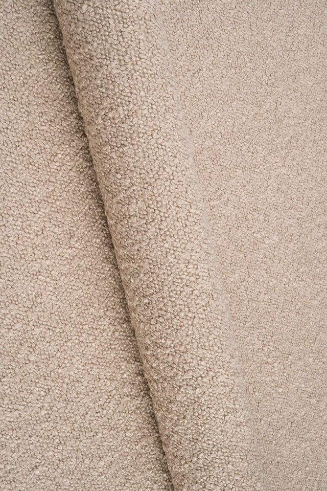 Varm mandelbeige Baloo bouclé möbeltyg – teddy-struktur & extrem slitstyrka (bild 1 av 13)