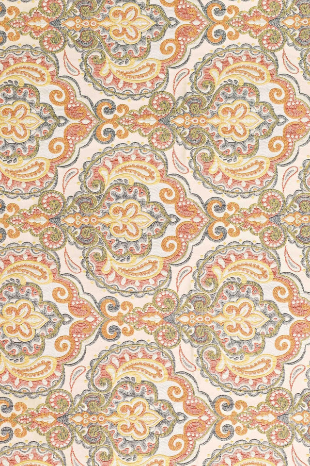 RUSTRÖD PAISLEY PÅ CREME BOMBAJ JACQUARD MÖBELTYG – PAISLEY-MÖNSTER