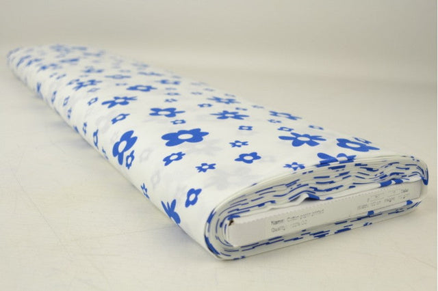 Creme bomuldspoplin med blomsterprint – marineblå, metervare til erhverv (billede 2 af 3)