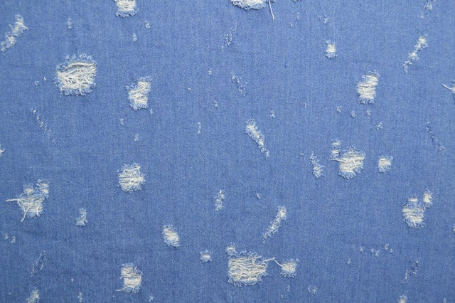 Ljusblå denimtyg med tvättad sliten yta – metervara till byxor & jackor (bild 3 av 8)
