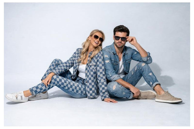 Ljusblå denimtyg med tvättad sliten yta – metervara till byxor & jackor (bild 5 av 8)