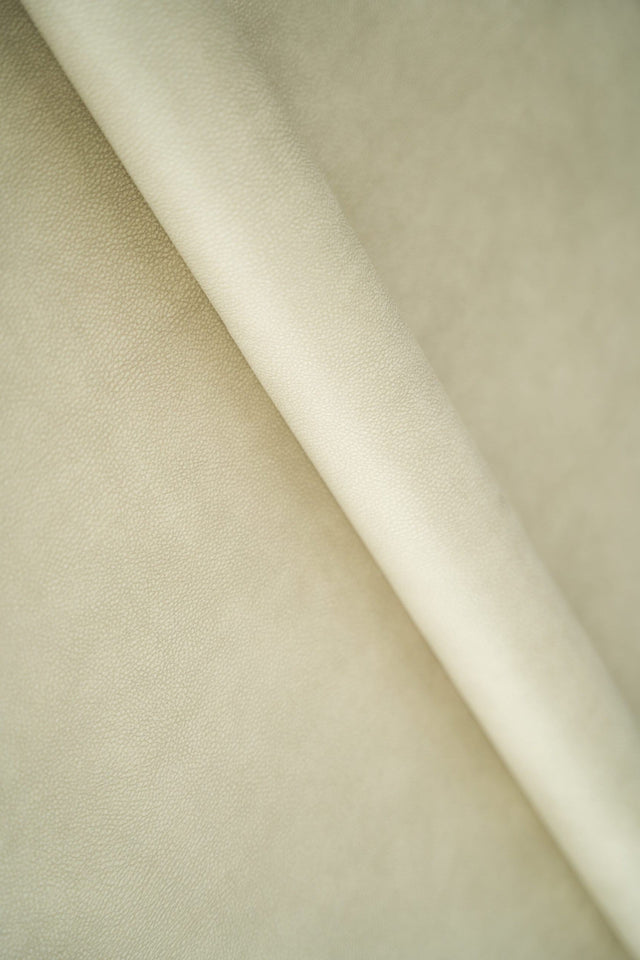 Mjuk vaniljbeige Horton möbelvelour – mjuk & vätskeavvisande (bild 1 av 6)