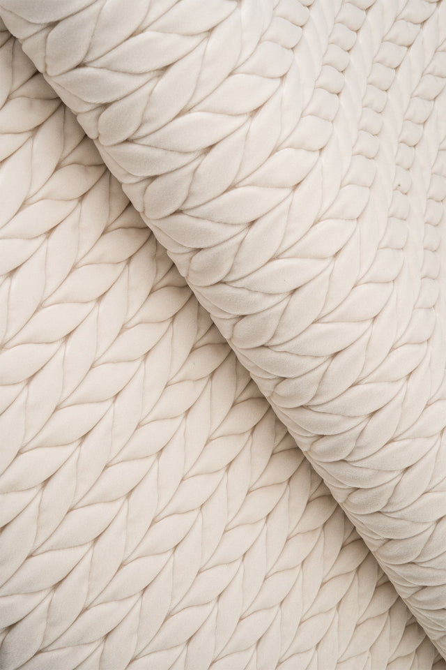 Krämig råvit magic deluxe p301 – quiltad velour med fin flätning (bild 1 av 5)
