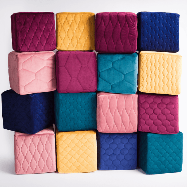 Djup bordeauxröd magic velvet 3D – quiltad velour med fjällmönster (bild 5 av 8)