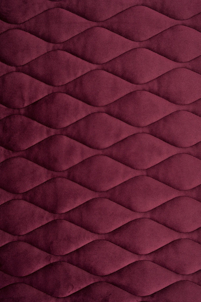 Djup bordeauxröd magic velvet 3D – quiltad velour med bladmönster (bild 2 av 8)