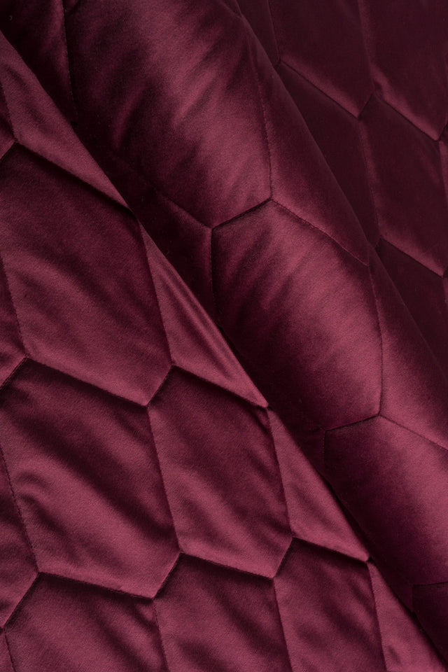 Djup bordeauxröd magic velvet 3D – quiltad velour med sexkantsmönster (bild 1 av 8)