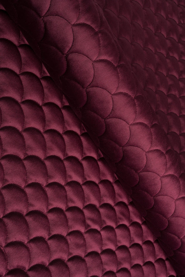 Djup bordeauxröd magic velvet 3D – quiltad velour med fjällmönster (bild 1 av 8)