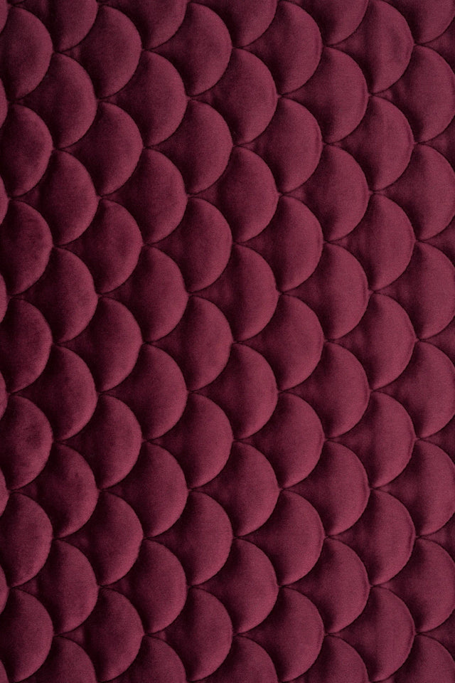 Djup bordeauxröd magic velvet 3D – quiltad velour med fjällmönster (bild 2 av 8)