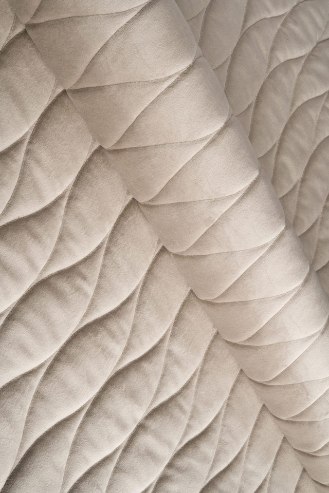 Varm sandbeige magic velvet 3D – quiltad velour med vågmönster (bild 1 av 8)