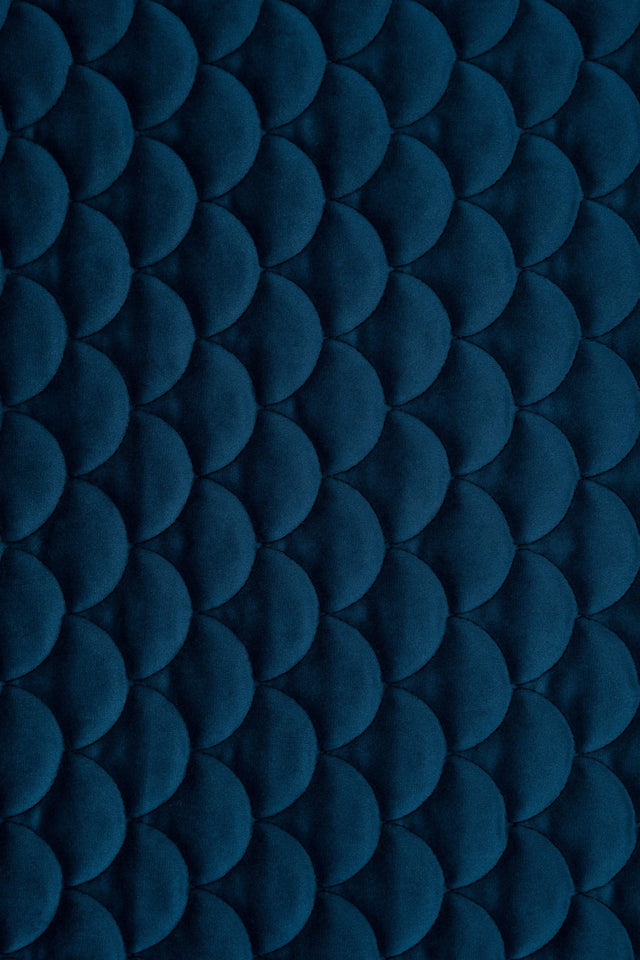 Mörk petrolblå magic velvet 3D – quiltad velour med fjällmönster (bild 2 av 8)