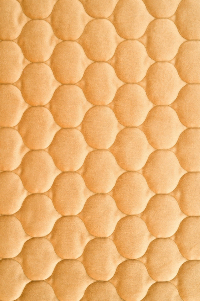 Varm honungsgul magic velvet 3D – quiltad velour med droppmönster (bild 2 av 8)