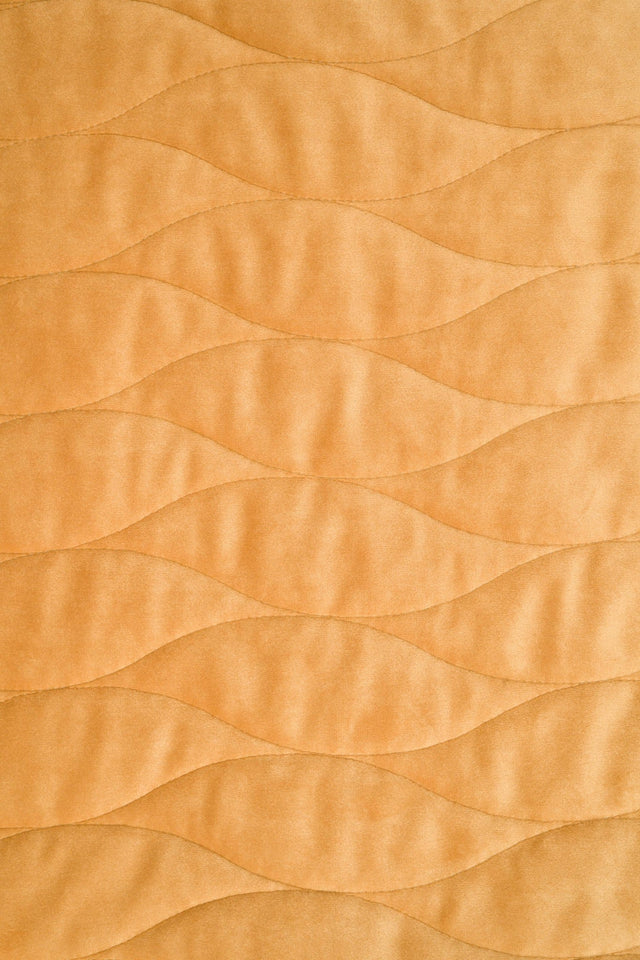Varm honungsgul magic velvet 3D – quiltad velour med vågmönster (bild 2 av 8)
