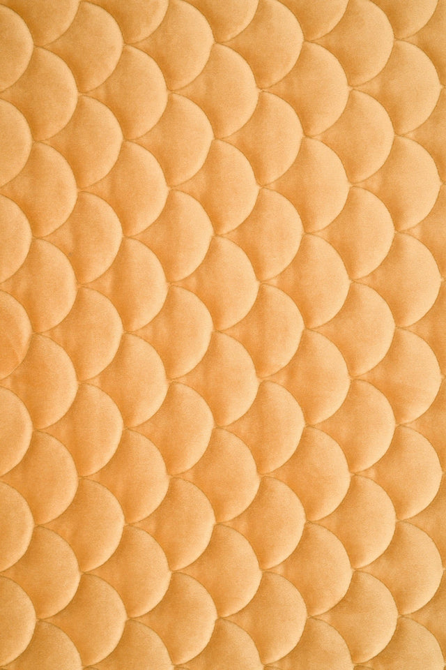 Varm honungsgul magic velvet 3D – quiltad velour med fjällmönster (bild 2 av 8)
