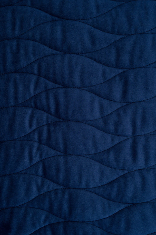Klassisk marinblå magic velvet 3D – quiltad velour med vågmönster (bild 2 av 8)