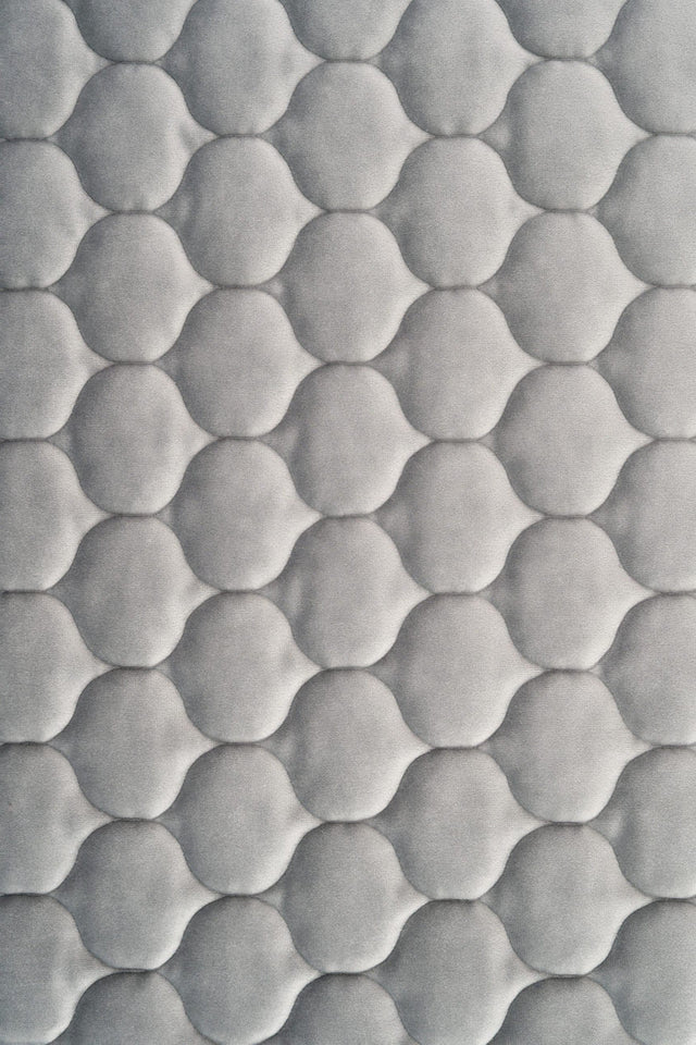 Lugn stengrå magic velvet 3D – quiltad velour med droppmönster (bild 2 av 8)