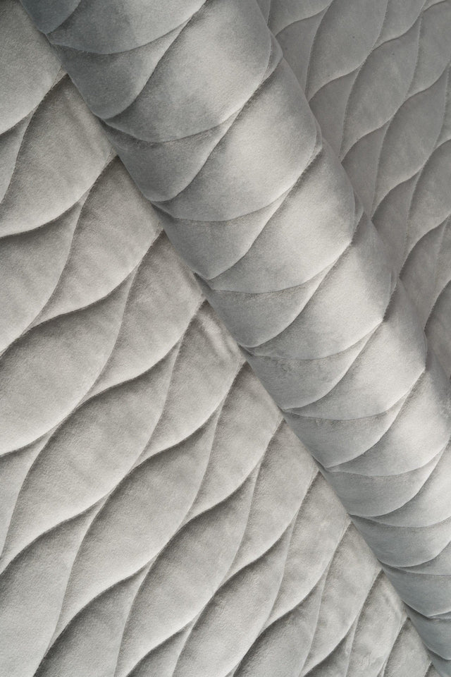 Lugn stengrå magic velvet 3D – quiltad velour med vågmönster (bild 1 av 8)