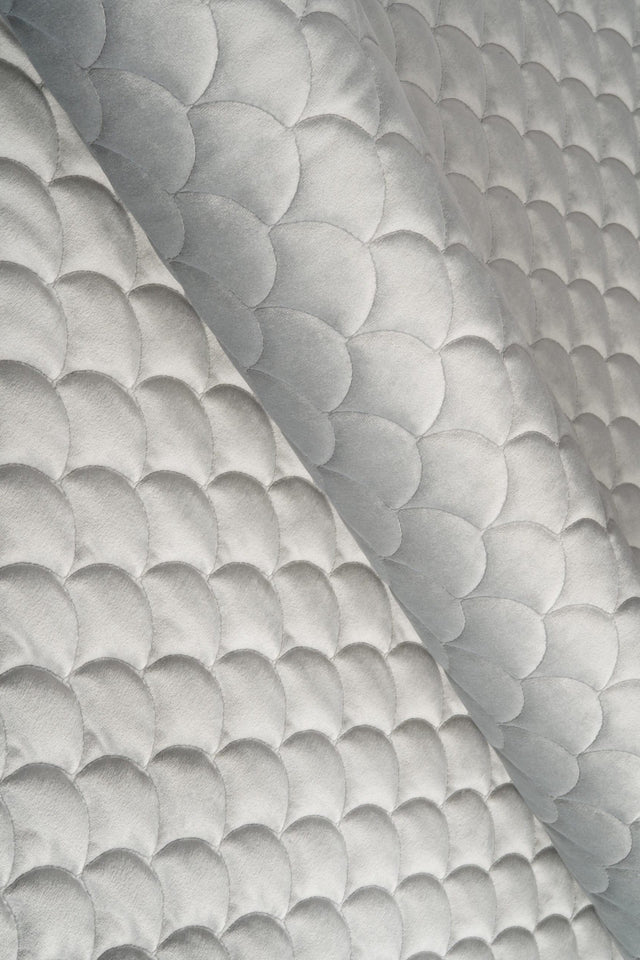 Lugn stengrå magic velvet 3D – quiltad velour med fjällmönster (bild 1 av 8)