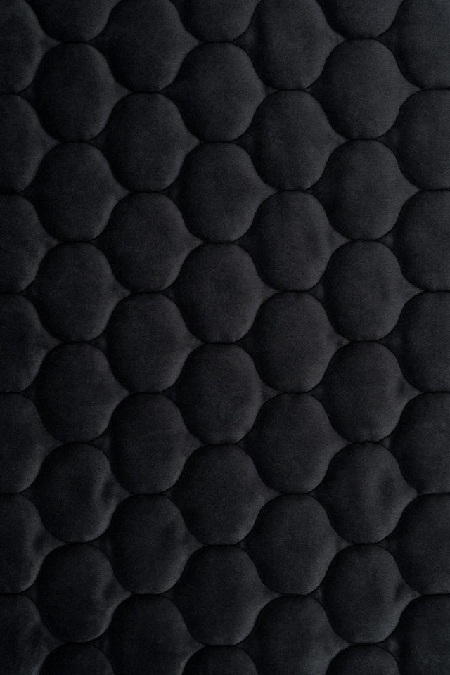 Matt nattsvart magic velvet 3D – kviltad velour med droppmönster (bild 2 av 8)