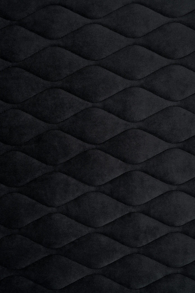 Matt nattsvart magic velvet 3D – kviltad velour med bladmönster (bild 2 av 8)