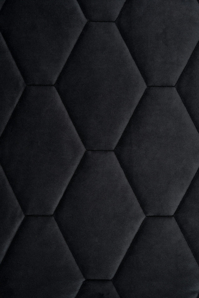 Matt nattsvart magic velvet 3D – kviltad velour med sexkantsmönster (bild 2 av 8)