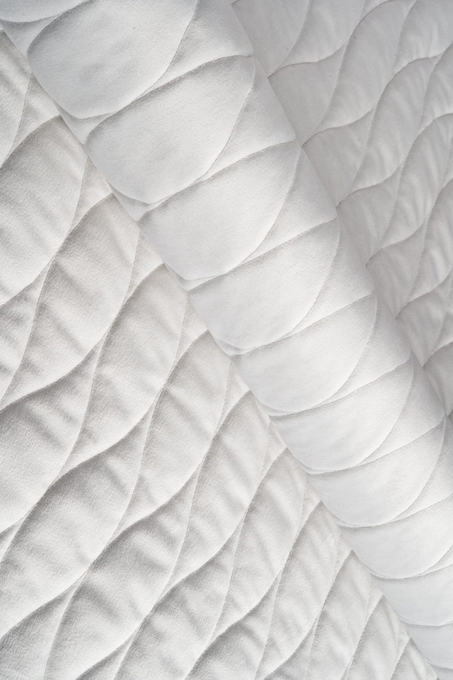 Klar snövit magic velvet 3D – quiltad velour med vågmönster (bild 1 av 8)