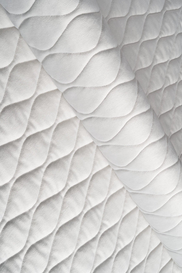 Klar snövit magic velvet 3D – quiltad velour med bladmönster (bild 1 av 8)
