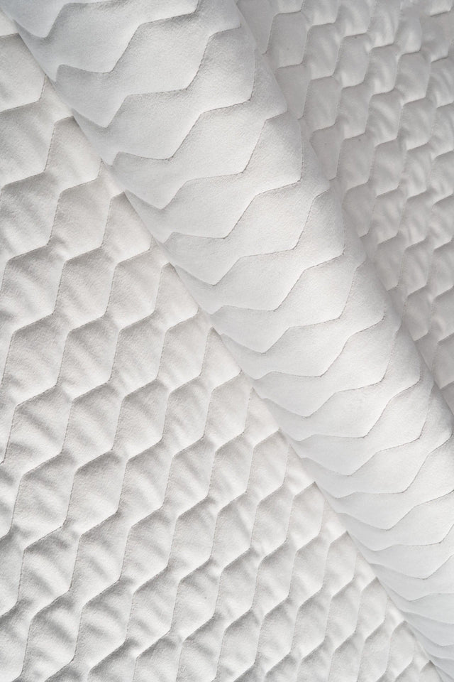Klar snövit magic velvet 3D – quiltad velour med sicksackmönster (bild 1 av 8)