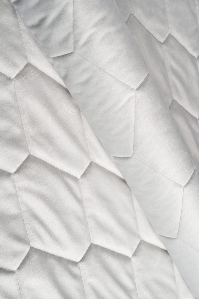 Klar snövit magic velvet 3D – quiltad velour med sexkantsmönster (bild 1 av 8)