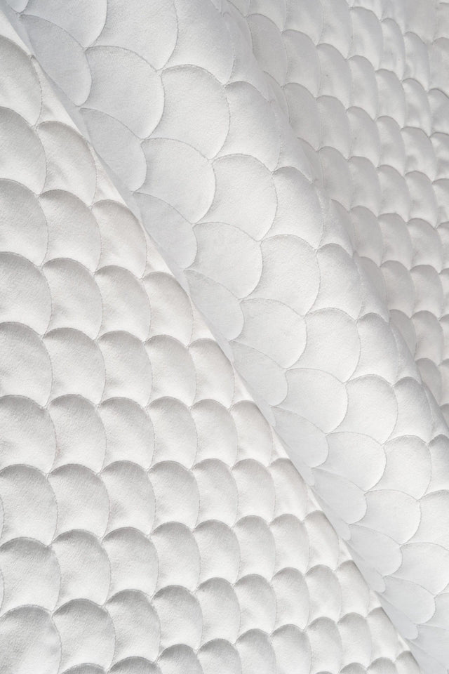 Klar snövit magic velvet 3D – quiltad velour med fjällmönster (bild 1 av 8)
