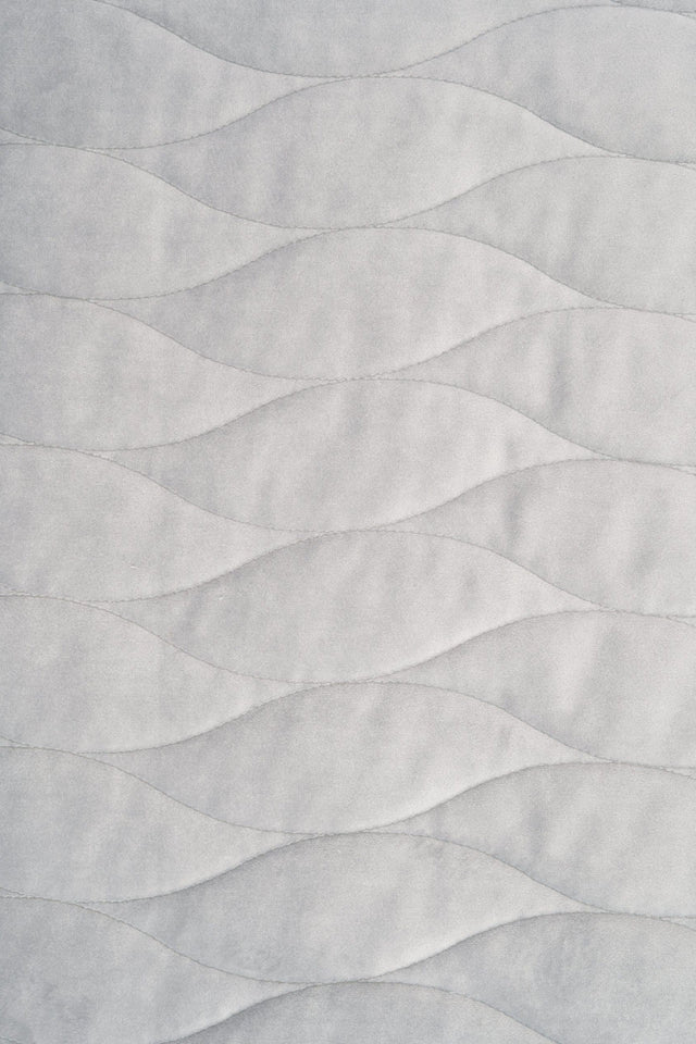 Ljus silvergrå magic velvet 3D – quiltad velour med vågmönster (bild 2 av 8)