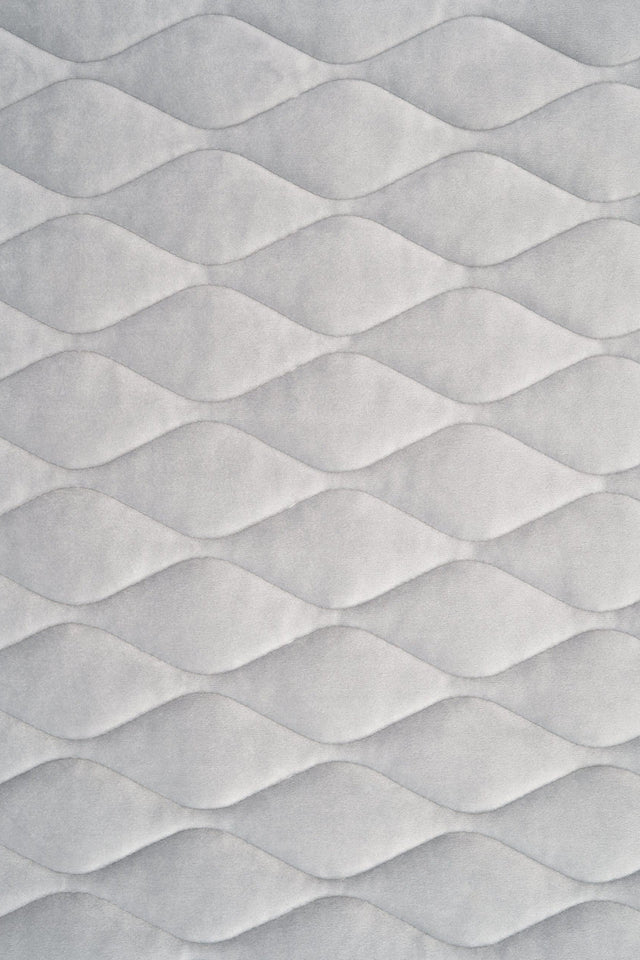 Ljus silvergrå magic velvet 3D – quiltad velour med bladmönster (bild 2 av 8)