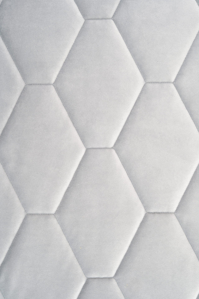 Ljus silvergrå magic velvet 3D – quiltad velour med sexkantsmönster (bild 2 av 8)