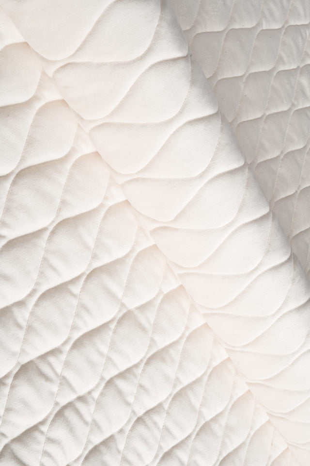 Varm elfenbensvit magic velvet 3D – quiltad velour med bladmönster (bild 1 av 8)