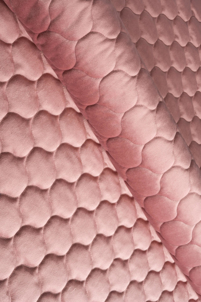 Dammig gammalrosa magic velvet 3D – quiltad velour med droppmönster (bild 1 av 8)