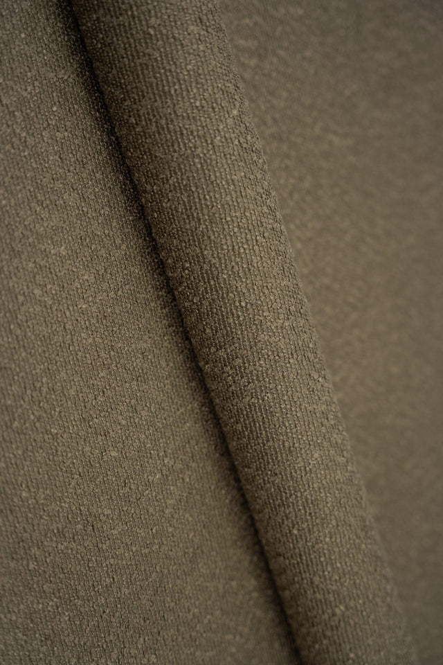 RÖKT OLIVBRUN SANDU MÖBELTYG – BOUCLÉ-LOOK & BRANDHÄMMANDE
