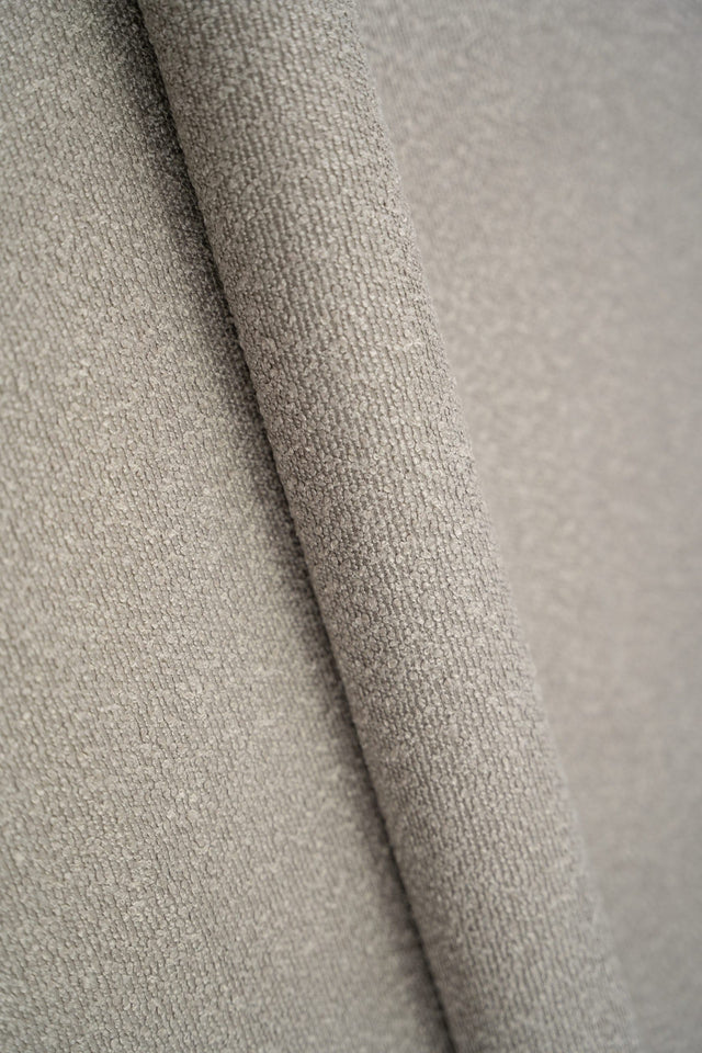 NEUTRAL TAUPEGRÅ SANDU MÖBELTYG – BOUCLÉ-LOOK & BRANDHÄMMANDE
