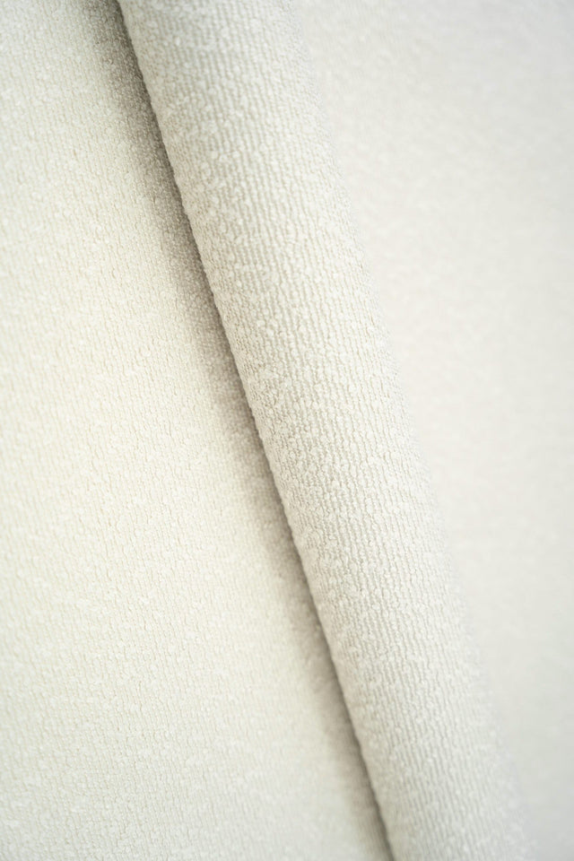 MJUK ELFENBENSVIT SANDU MÖBELTYG – BOUCLÉ-LOOK & BRANDHÄMMANDE