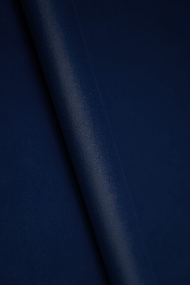 Djup marinblå smart velvet möbelvelour – slitstark & petproof (bild 1 av 4)