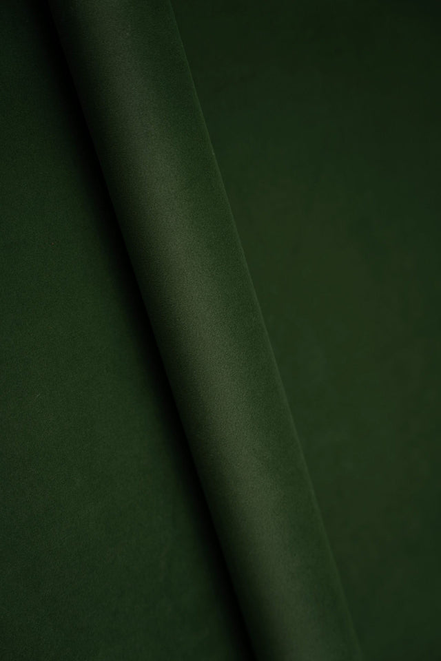 Djup skogsgrön smart velvet möbelvelour – slitstark & petproof (bild 1 av 4)