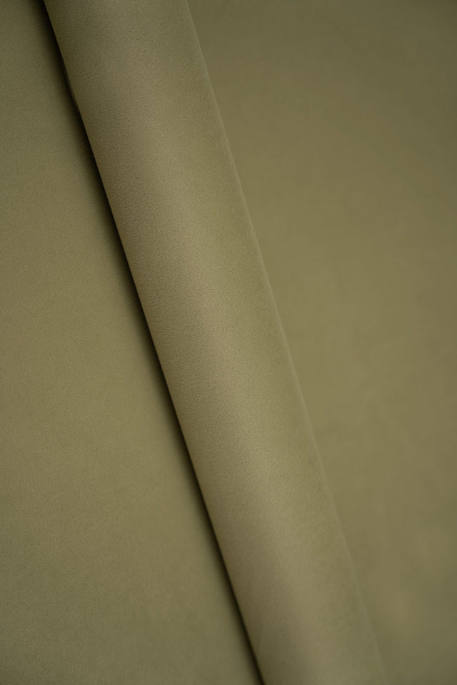Dammig olivgrön smart velvet möbelvelour – slitstark & petproof (bild 1 av 4)