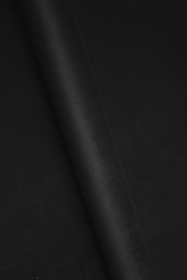 Djup kolsvart smart velvet möbelvelour – slitstark & petproof (bild 1 av 4)