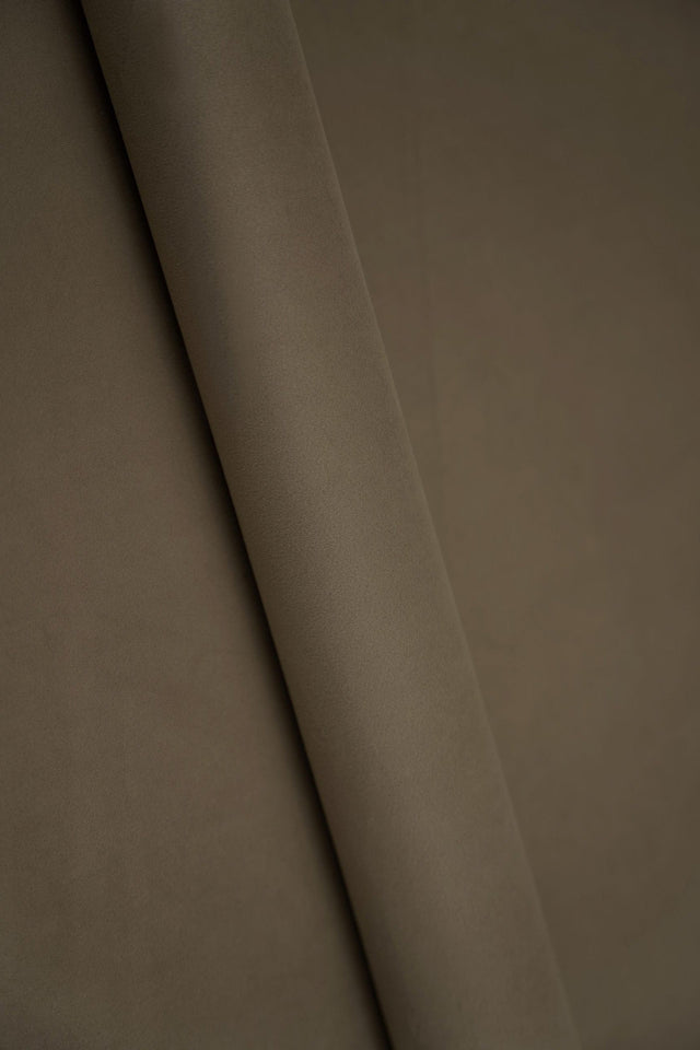 Dammig taupebrun smart velvet möbelvelour – slitstark & petproof (bild 1 av 4)