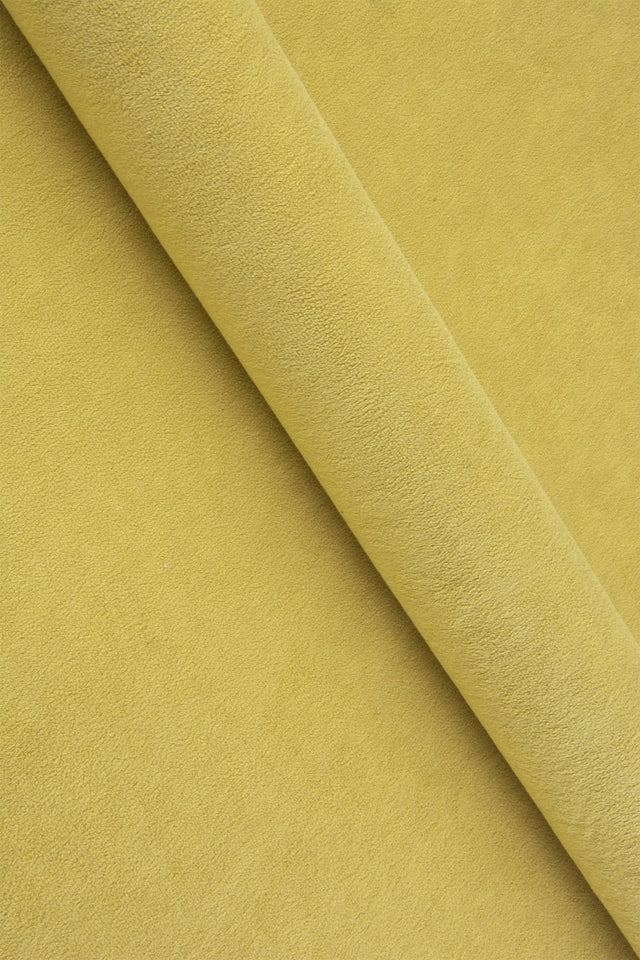 Varm currygul Uttario velvet möbelvelour – slitstark & petproof (bild 1 av 4)