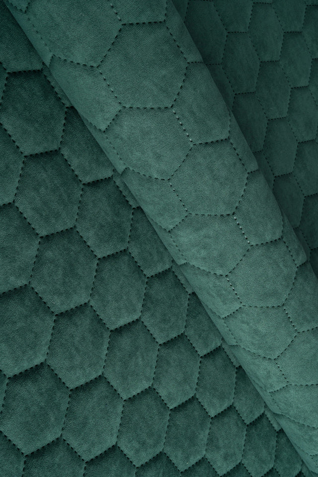 Dämpad grangrön Uttario velvet 3D – quiltad velour med sexkantsmönster (bild 1 av 3)
