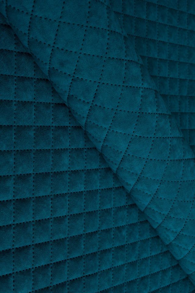 Mörk fjordblå Uttario velvet 3D – kviltad velour med rutmönster (bild 1 av 3)