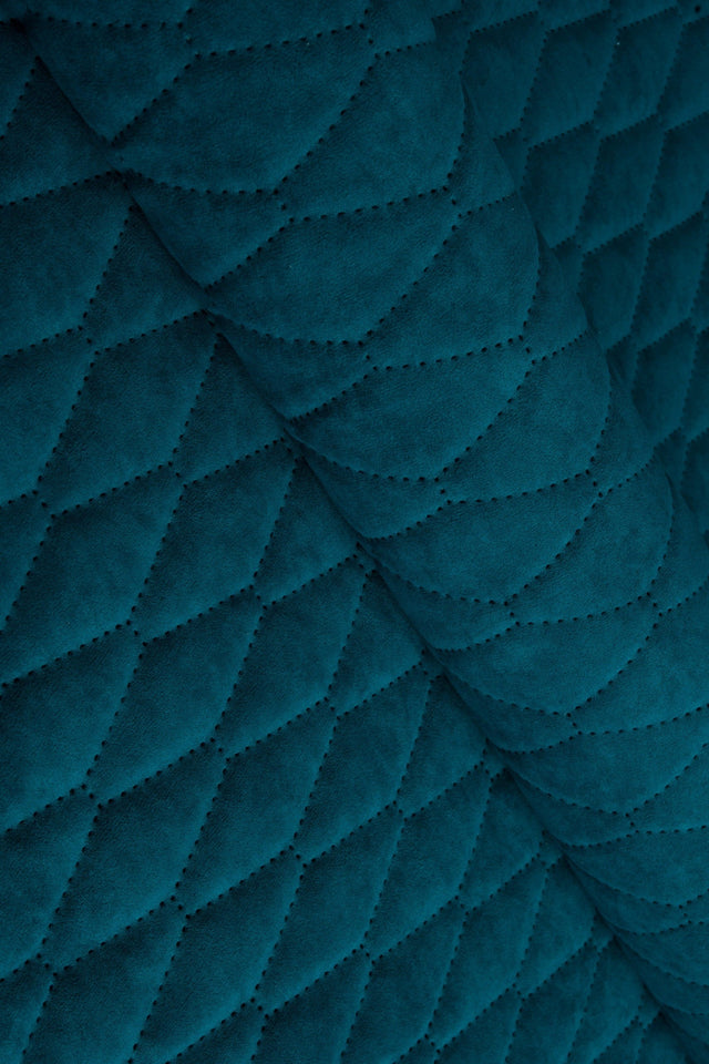 Mörk fjordblå Uttario velvet 3D – kviltad velour med bladmönster (bild 1 av 3)