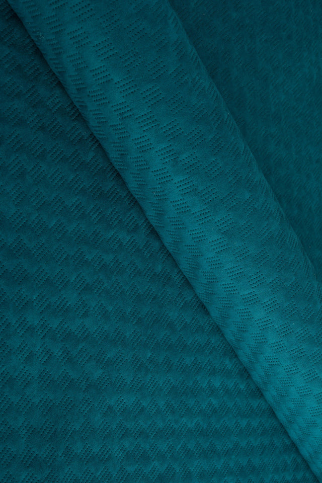 Mörk fjordblå Uttario velvet 3D – kviltad velour med fint vågmönster (bild 1 av 3)