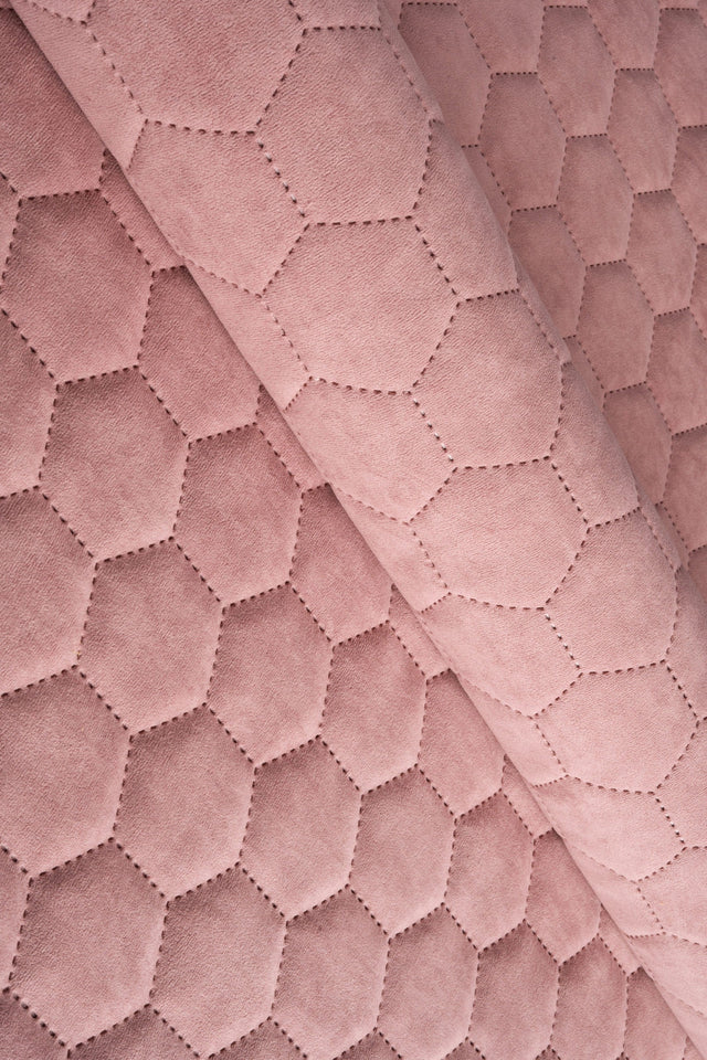 Mjuk korallrosa Uttario velvet 3D – quiltad velour med sexkantsmönster (bild 1 av 3)