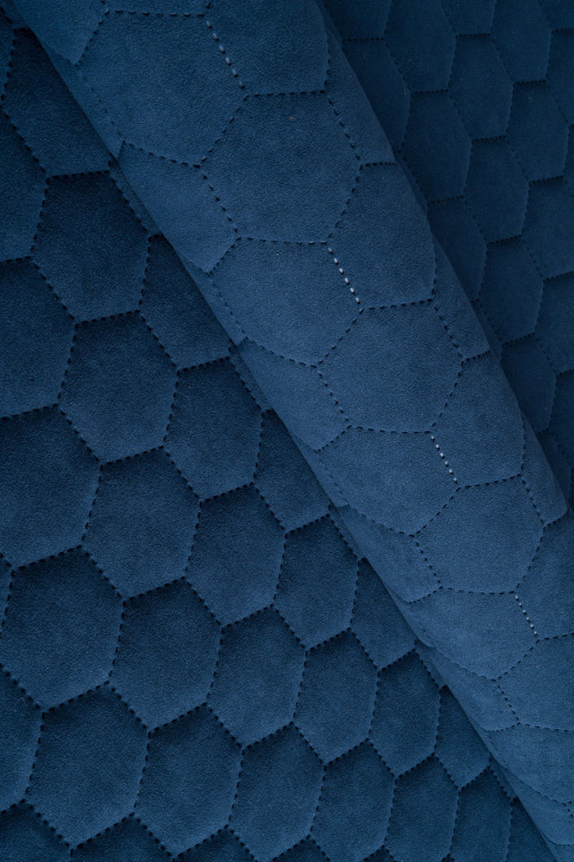 Mörk safirblå Uttario velvet 3D – quiltad velour med sexkantsmönster (bild 1 av 3)